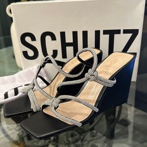 New in Box $188 SCHUTZ Black and Silver Lauryn Wedge Sandals sz 8